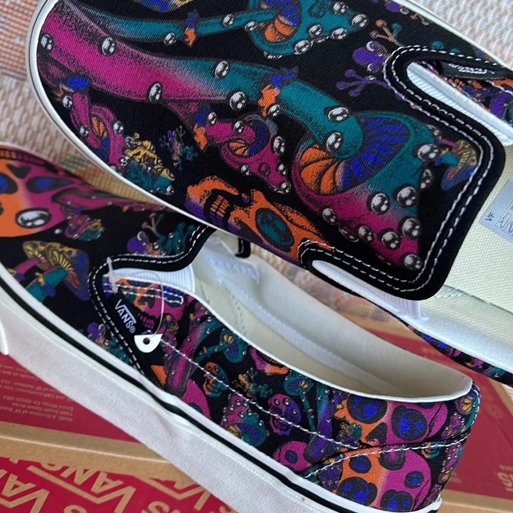Vans Classic Slip-On
Trippy Drip Black Multi
VNOA7Q5DOZB
Men’s sneakers - Picture 15 of 16